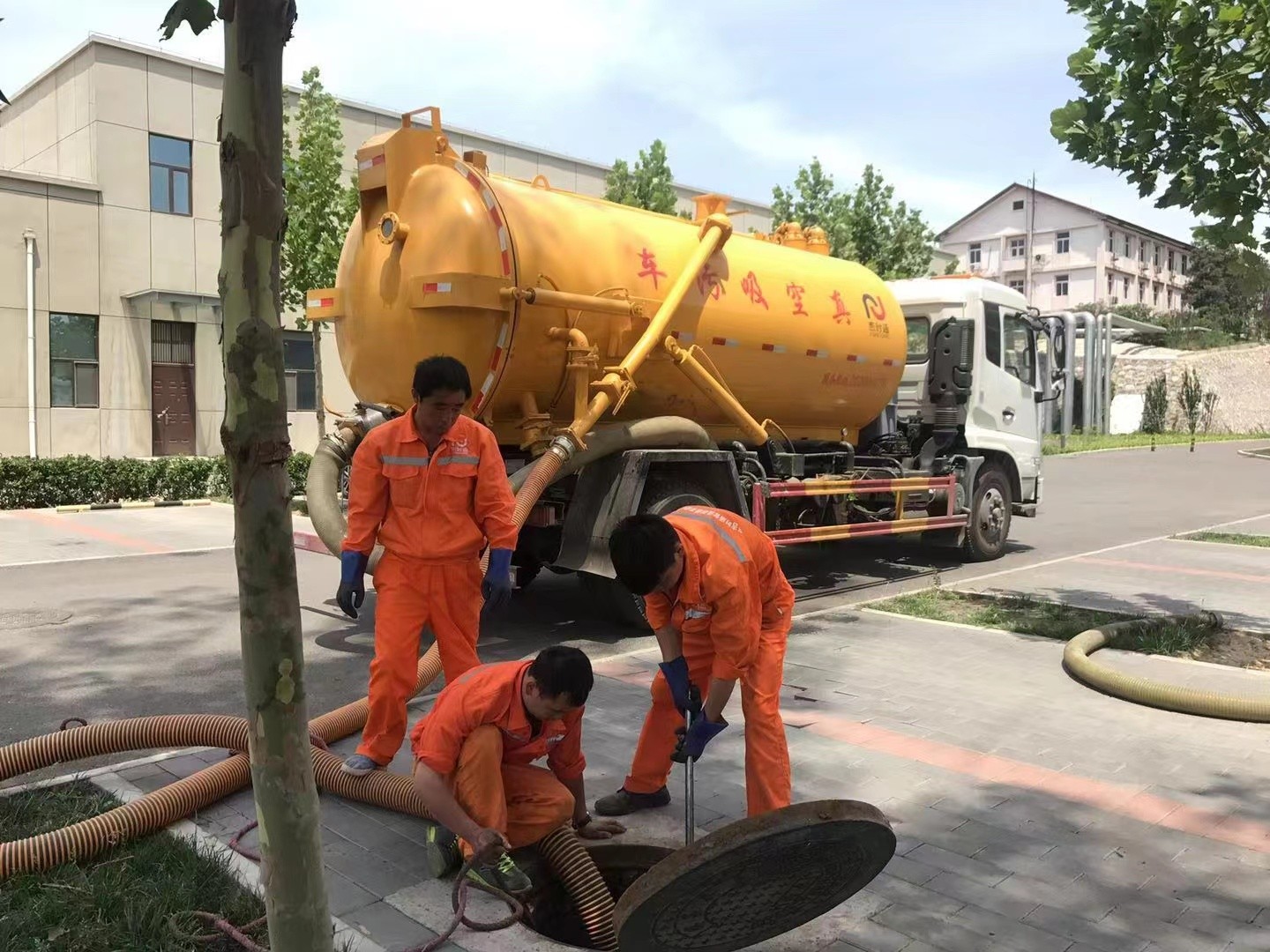 迁西管道疏通车停在窨井附近