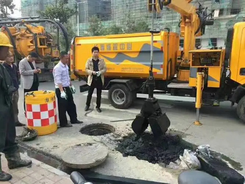 迁西街道：网格员化身“清道夫”，为民解忧疏通“堵心”化粪池