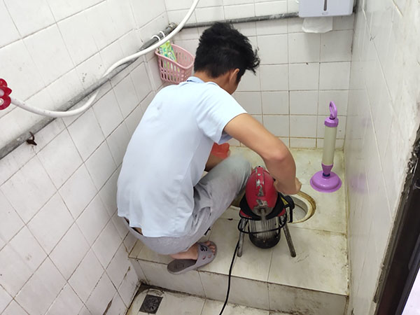 迁西肥皂掉到马桶里把马桶堵住了怎么办？马桶堵住了怎么办